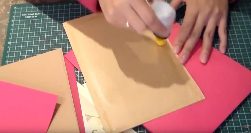 Paso a paso para hacer la tarjeta pegar cartulina