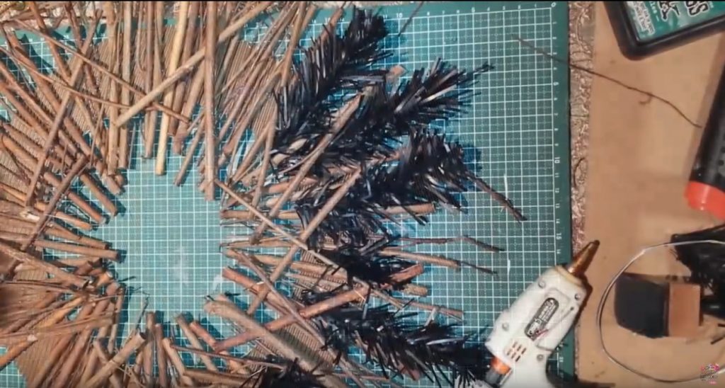 Adorno de navidad palitos de pino adheridos