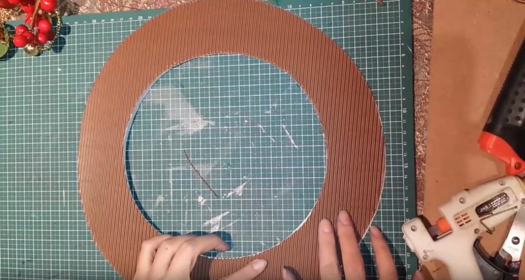 Primeros pasos para hacer el adorno de navidad pegamento