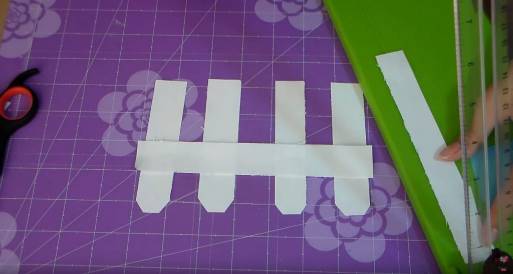 Cesta de dulces cerca cartulina