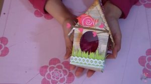 casita para pájaro decorada