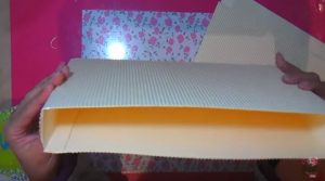 pegar cartulina extra para la caja decorativa del  álbum scrapbook de bebé